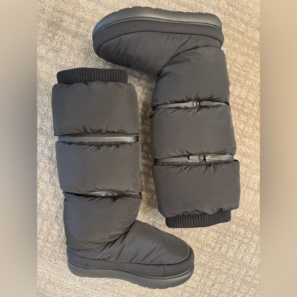 UGG Classic Maxi Ultra Tall - Color: Black - Size 7 - Picture 3 of 10